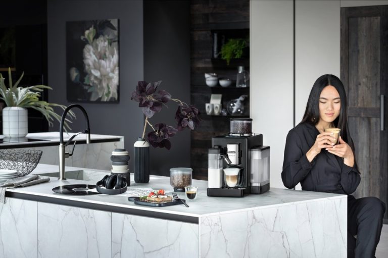 Cafetera espresso de bomba De'Longhi Dedica Estilo - EC685.M Plateadas - QX7-48175